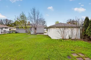 8815 W Monrovia Ave, Milwaukee, WI 53225 - Photo 21