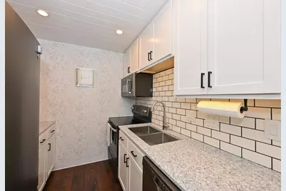1684 S Carriage Ln, New Berlin, WI 53151 - Photo 7