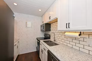 1684 S Carriage Ln, New Berlin, WI 53151 - Photo 7