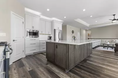 8929  Creekside Cir, Pleasant Prairie, WI 53158 - Photo 9