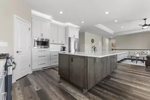 8929 Creekside Cir, Pleasant Prairie, WI 53158 - Photo 9