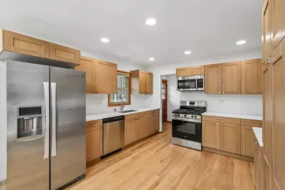 7130  Maple Ter, Wauwatosa, WI 53213 - Photo 9