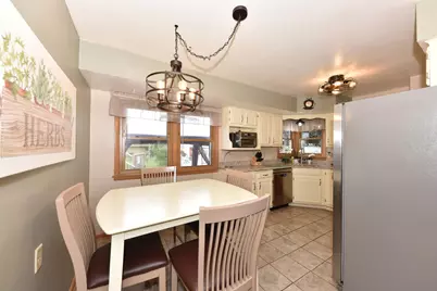 3658 S Sunset Dr, Milwaukee, WI 53220 - Photo 7