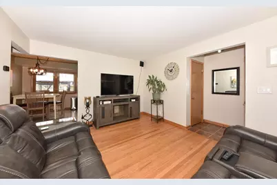 3658 S Sunset Dr, Milwaukee, WI 53220 - Photo 11