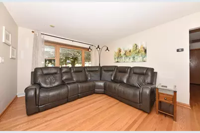3658 S Sunset Dr, Milwaukee, WI 53220 - Photo 9