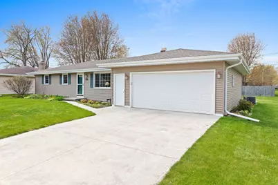 1334  Irving Cir, Manitowoc, WI 54220 - Photo 3