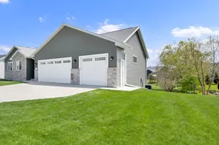717 Drumlin Dr, Kewaskum, WI 53040 - Photo 3