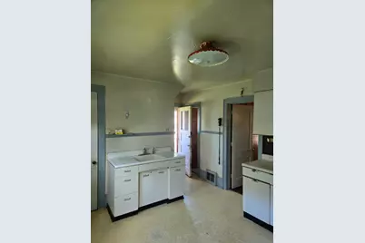 1601 S 65th St, West Allis, WI 53214 - Photo 9