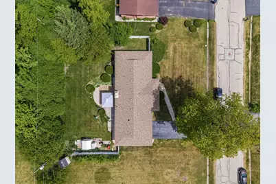 9133 N Silver Brook Ln, Brown Deer, WI 53223 - Photo 5
