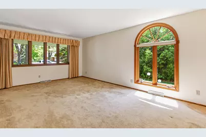 4657 S 114th St, Greenfield, WI 53228 - Photo 5