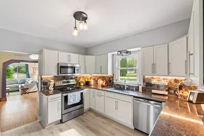 9009 W Cold Spring Rd, Greenfield, WI 53228 - Photo 13