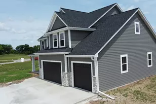 490 Talbots Woods Dr, Dousman, WI 53118 - Photo 3