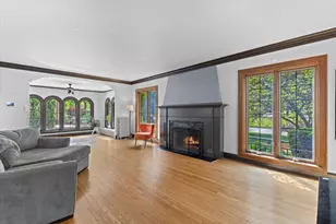 6537 Washington Cir, Wauwatosa, WI 53213 - Photo 9