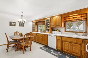 904 Glenview Dr, Manitowoc, WI 54220 - Photo 9