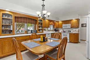 904 Glenview Dr, Manitowoc, WI 54220 - Photo 7