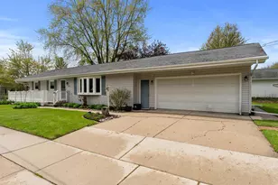 904 Glenview Dr, Manitowoc, WI 54220 - Photo 3