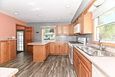 9061 S 83rd St, Franklin, WI 53132 - Photo 9