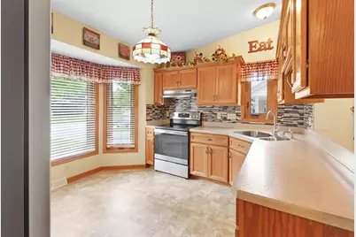 5320 S Cambridge Ln, Greenfield, WI 53221 - Photo 9