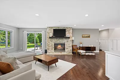 8414 W Poplar Dr, Mequon, WI 53097 - Photo 9