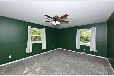 10045 W Meadow Dr, Greenfield, WI 53228 - Photo 27
