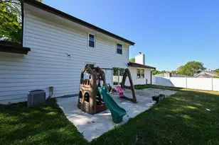 10045 W Meadow Dr, Greenfield, WI 53228 - Photo 37