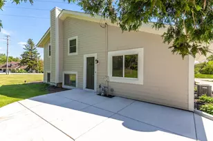 N20W28282 Oakton Rd, Delafield, WI 53072 - Photo 7