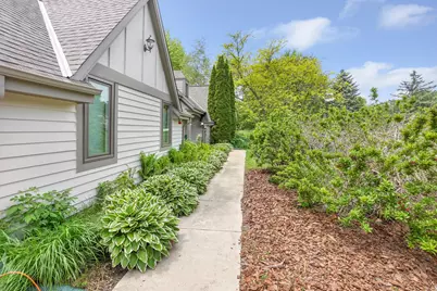 906  Scenic Heights Dr, Delafield, WI 53018 - Photo 3