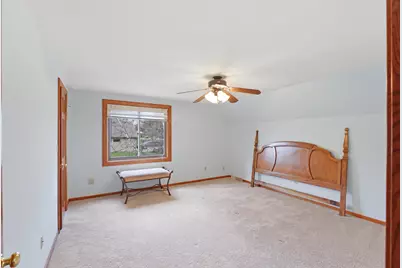 906  Scenic Heights Dr, Delafield, WI 53018 - Photo 25