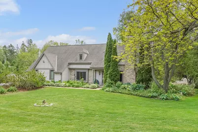 906  Scenic Heights Dr, Delafield, WI 53018 - Photo 1