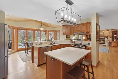 906  Scenic Heights Dr, Delafield, WI 53018 - Photo 9
