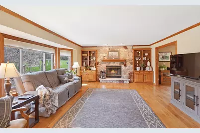906  Scenic Heights Dr, Delafield, WI 53018 - Photo 3