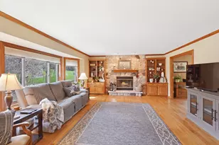 906 Scenic Heights Dr, Delafield, WI 53018 - Photo 3