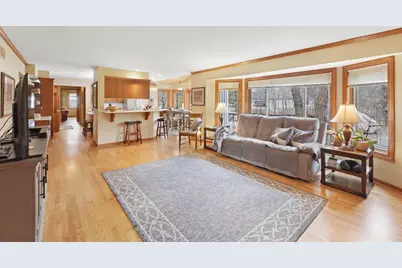 906  Scenic Heights Dr, Delafield, WI 53018 - Photo 5