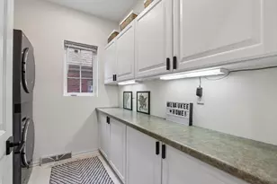 1739 N Warren Ave, Milwaukee, WI 53202 - Photo 13