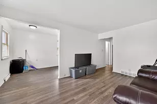 5412 W Mill Rd, Milwaukee, WI 53218 - Photo 5