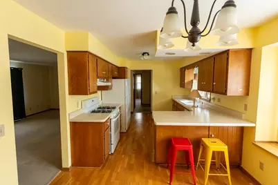 714 E Capitol Dr, Hartland, WI 53029 - Photo 5