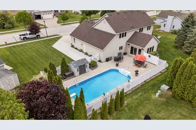 348 S Maple Ln, Saukville, WI 53080 - Photo 3