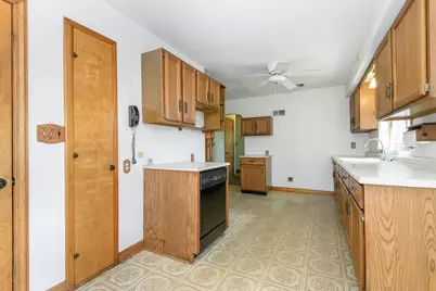 5212 S 20th St, Milwaukee, WI 53221 - Photo 9