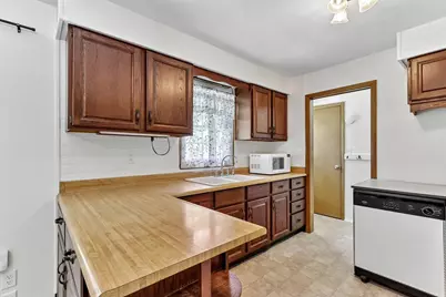 5700 S 41st St, Greenfield, WI 53221 - Photo 13