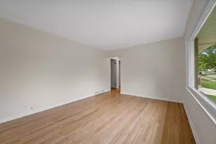8111 W Lancaster Ave, Milwaukee, WI 53218 - Photo 21