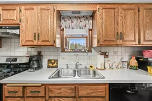 3664 S Whitnall Ave, Milwaukee, WI 53207 - Photo 21