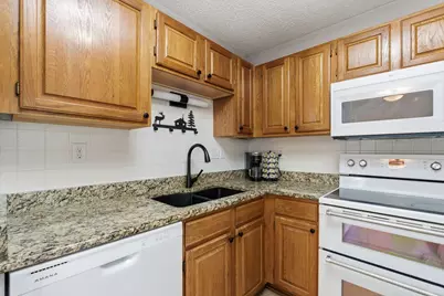 W240N2160  Dorchester Dr #11B, Pewaukee, WI 53072 - Photo 11