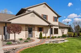 4818 Maplecrest Ridge Rd, Franklin, WI 54247 - Photo 3