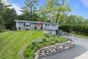 860 Trails End Dr, Fontana, WI 53125 - Photo 3