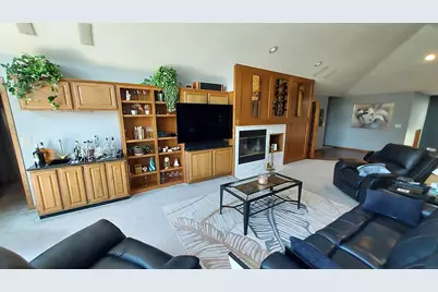 8404 S 68th St, Franklin, WI 53132 - Photo 7