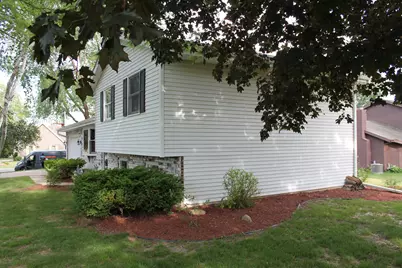 909  Country Ln, Watertown, WI 53098 - Photo 3