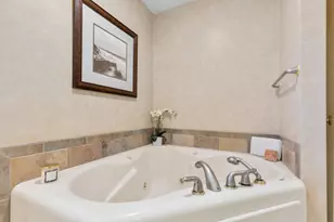 10041 N Holmes Ct, Mequon, WI 53092 - Photo 15
