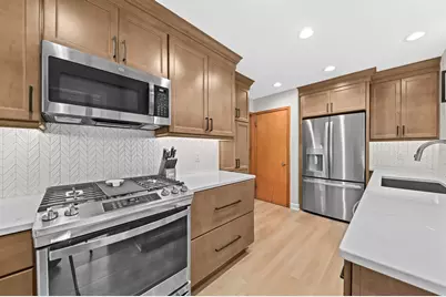 215  Leanore Ln, Brookfield, WI 53005 - Photo 5