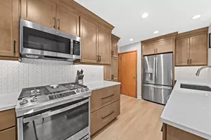 215 Leanore Ln, Brookfield, WI 53005 - Photo 5