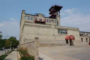 904 E Pearson St, Milwaukee, WI 53202 - Photo 39